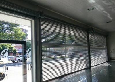 Porta de enrolar automatizada